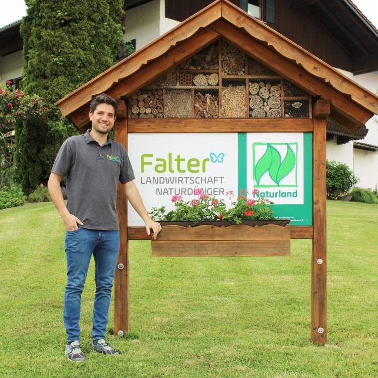 Geschäftsführer Johann Falter vor dem Firmenschild Falter Landwirtschaft, Naturdünger, Biogas